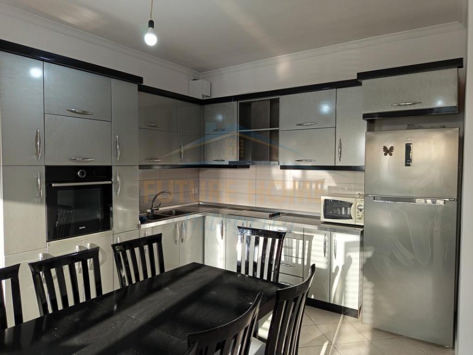 Tirane, jepet me qera apartament 2+1 Kati 5, 125 m² 450 € 