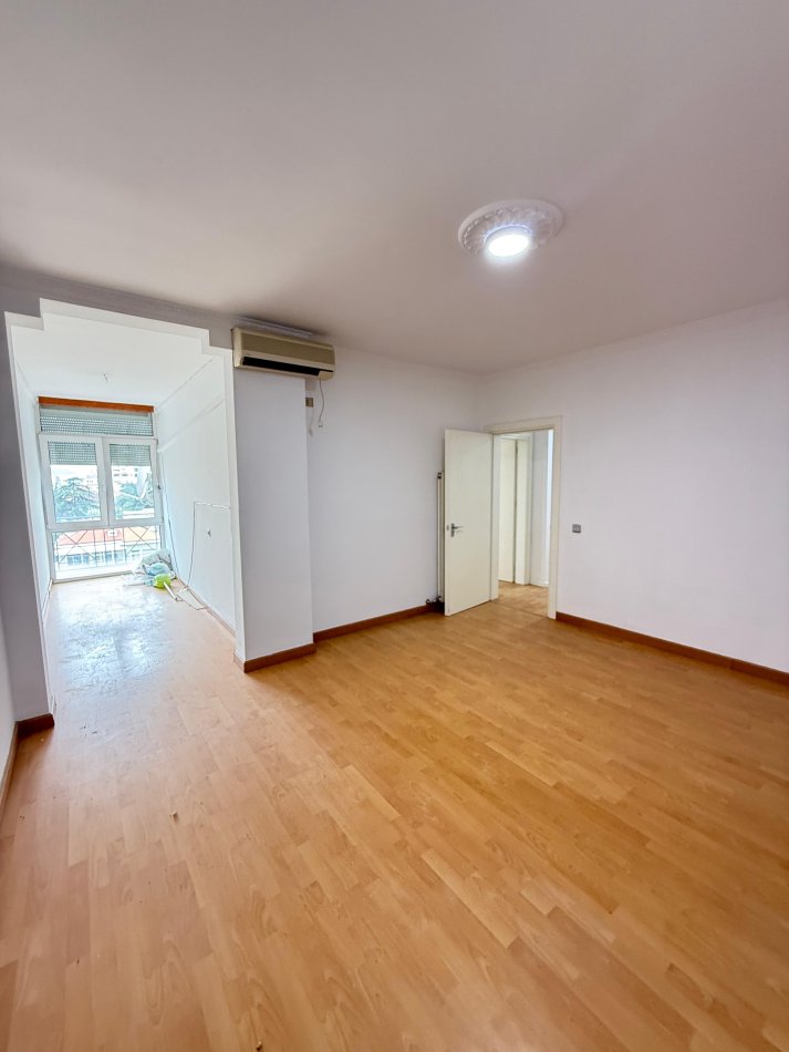 Tirane, jepet me qera zyre , 150 m² 1.500 € 