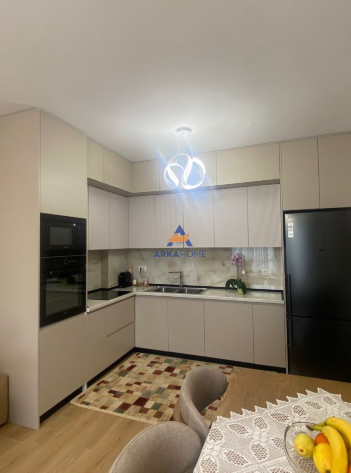 Tirane, shitet apartament 2+1+Ballkon Kati 2, 101 m² 177.000 € (UNAZA E RE)