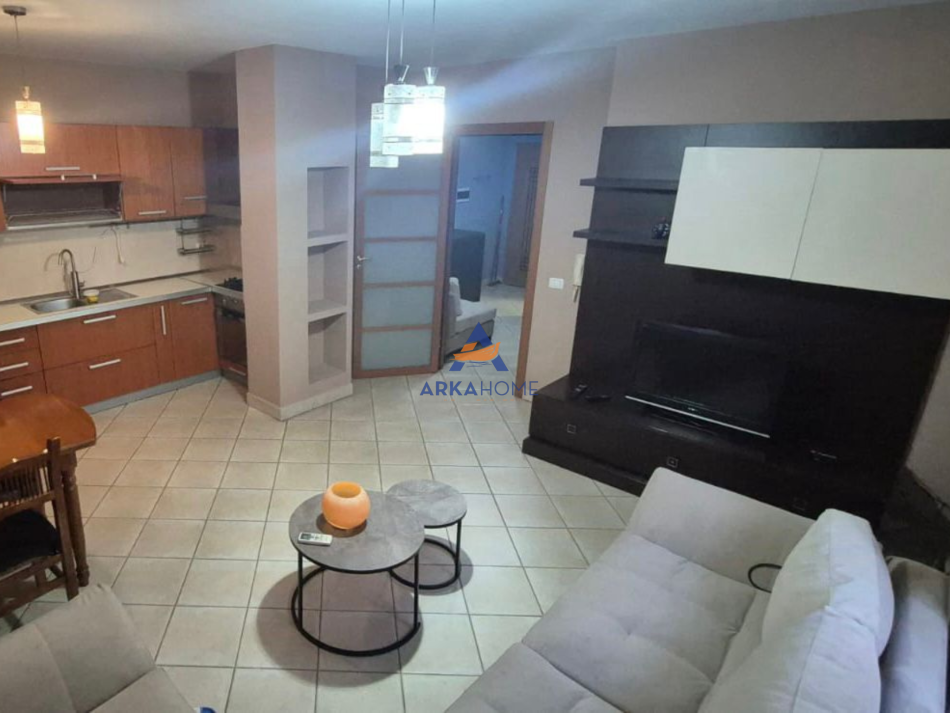 Tirane, jepet me qera apartament 2+1+Ballkon Kati 5, 95 m² 700 € (21 DHJETORI)