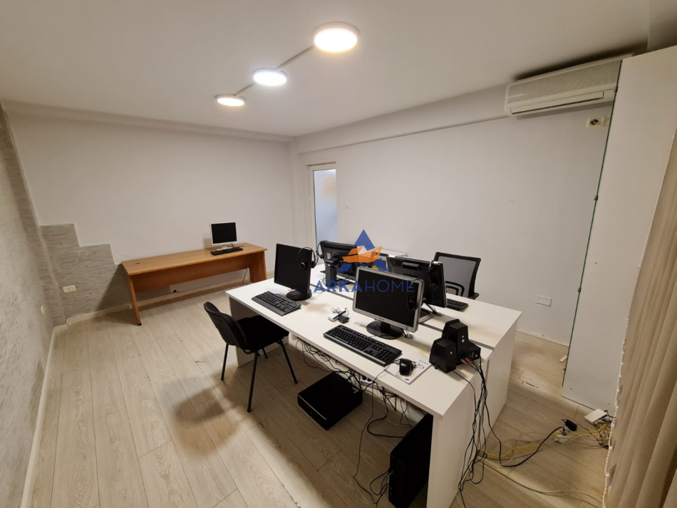 Tirane, jepet me qera ambjent biznesi Kati 1, 120 m² 850 € (PRANË MYSTIC OSE LSI,ISH BLLOK)