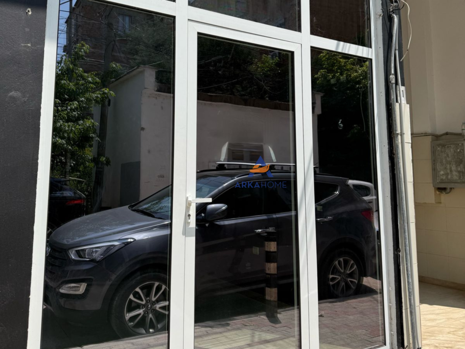 Tirane, jepet me qera dyqan Kati 0, 60 m² 410 € (VASIL SHANTO)