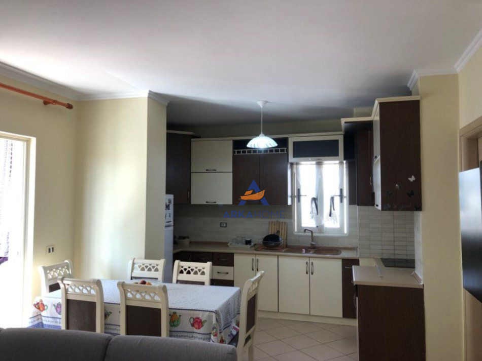 Tirane, jepet me qera apartament 1+1+Ballkon Kati 4, 65 m² 500 € (RRUGA E ZALLIT)