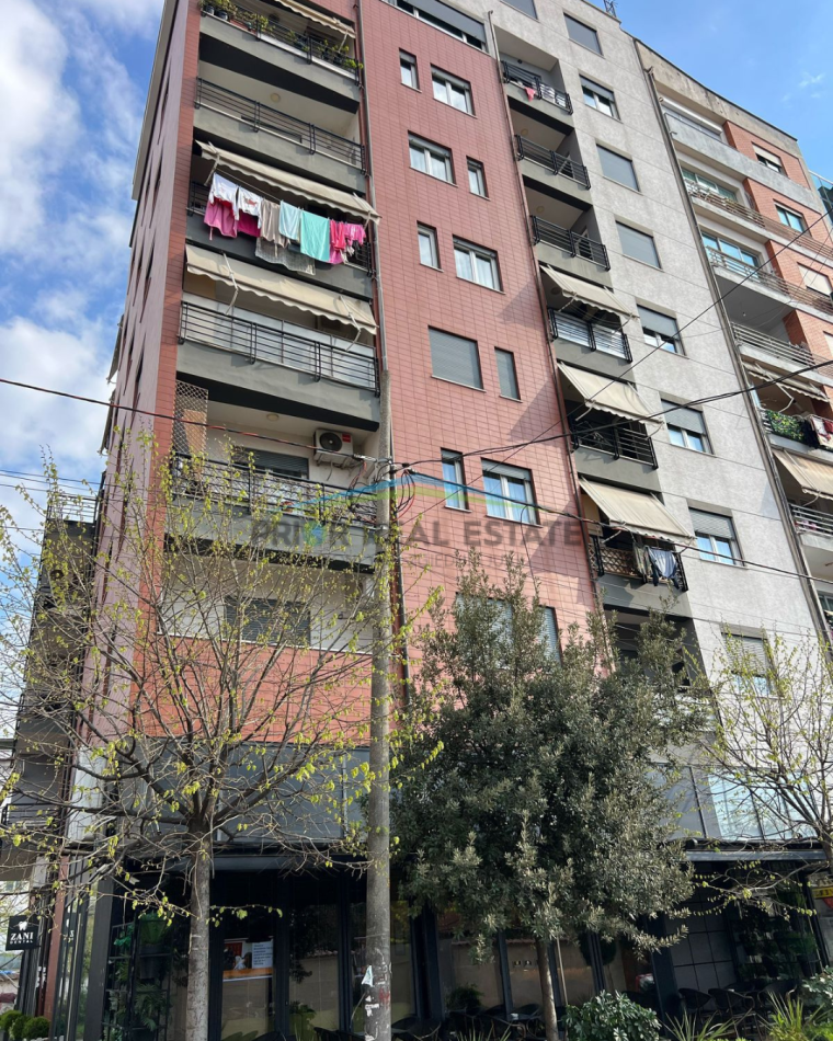 Tirane, jepet me qera apartament 1+1+Ballkon Kati 4, 75 m² 525 € (Gjimnazi Partizani)