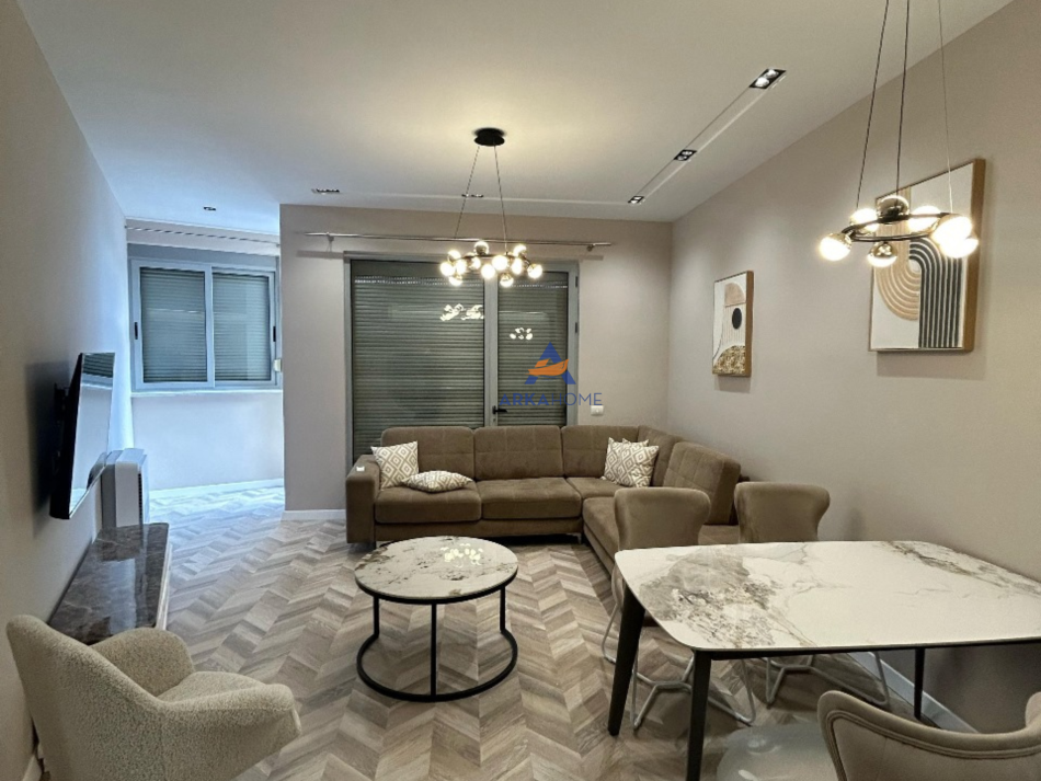 Tirane, jepet me qera apartament 2+1+Ballkon Kati 7, 120 m² 1.200 € (QENDER,9 KATSHET)