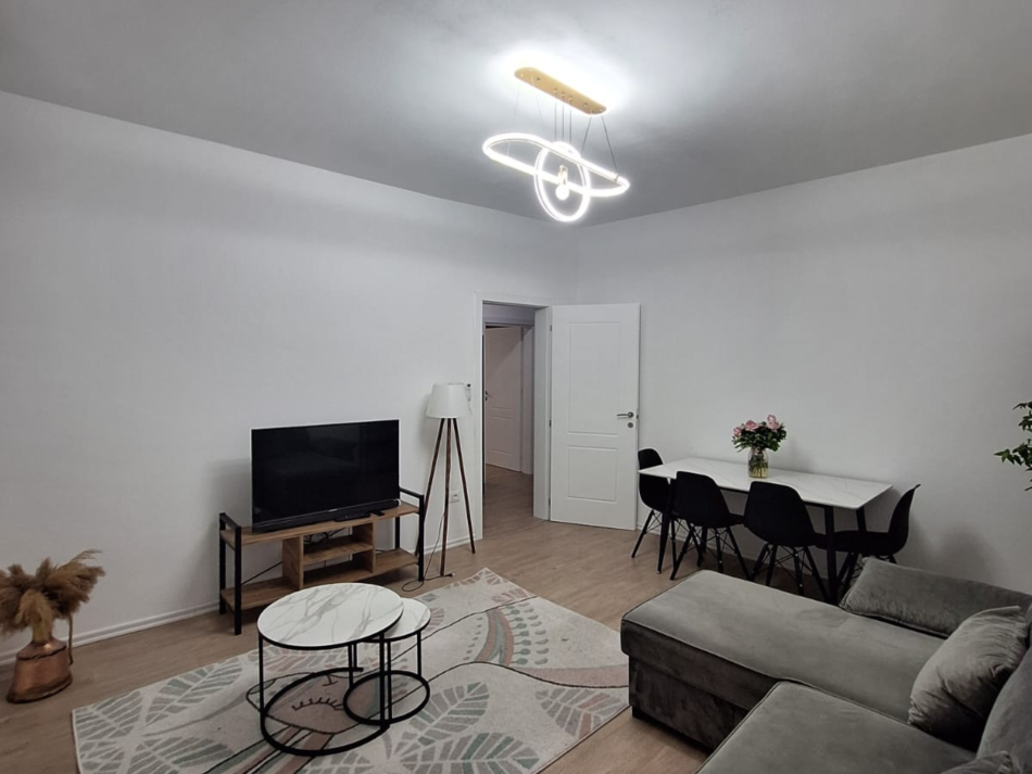 Tirane, jepet me qera apartament 1+1+Ballkon Kati 2, 75 m² 510 € (RRUGA E BARRIKADAVE)