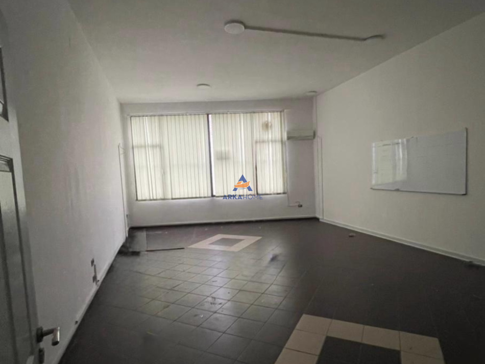 Tirane, jepet me qera ambjent biznesi Kati 1, 300 m² 2.400 € (KOMUNA E PARISIT)