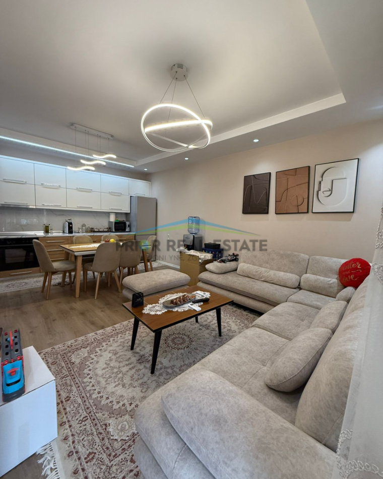 Tirane, jepet me qera apartament 2+1+Ballkon Kati 6, 93 m² 800 € (Don Bosko)