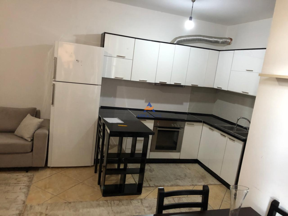 Tirane, jepet me qera apartament 1+1+Ballkon Kati 2, 58 m² 550 € (RRUGA QEMAL STAFA,QENDER)