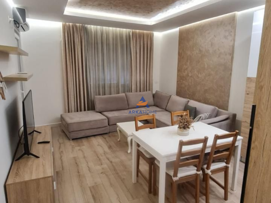 Tirane, jepet me qera apartament 1+1+Ballkon Kati 4, 70 m² 550 € (NDODHET PRANE KOMPLEKSIT VIND,ALI DEMI)