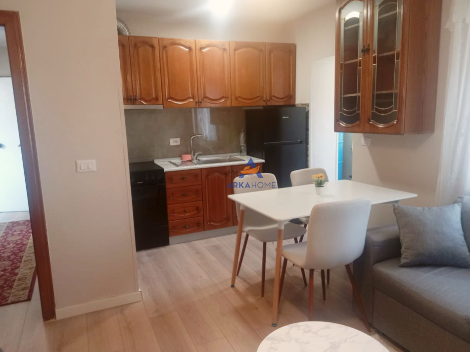 Tirane, jepet me qera apartament 1+1+Ballkon Kati 3, 55 m² 550 € (TE AMBASADA AMERIKANE)