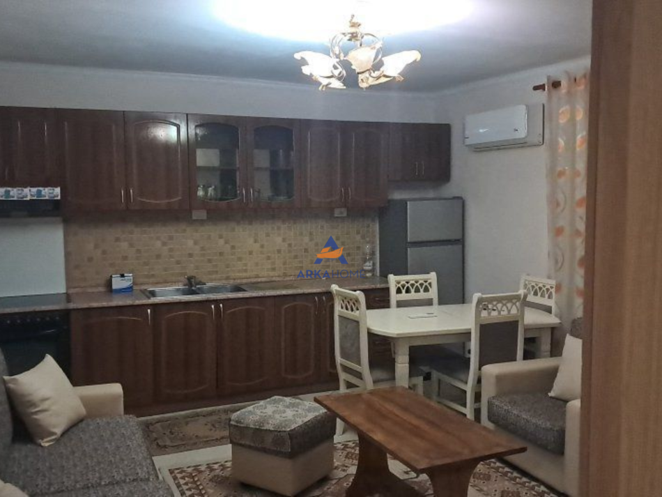 Tirane, jepet me qera apartament 2+1+Ballkon Kati 2, 55 m² 500 € (koco glozheni , brryl)