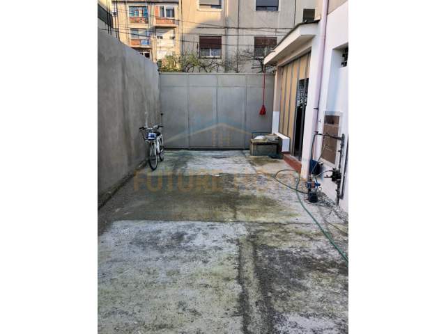 Durres, shitet shtepi 2+1+A+BLK Kati 0, 228 m² 100.000 Euro (stadiumi)