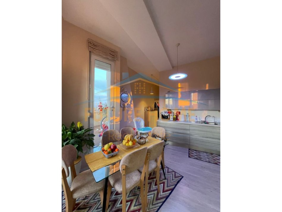 Shitet , Apartament 3+1+ Verandë, Kompleksi Kontakt , Tiranë.