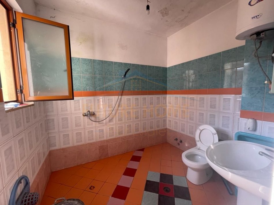 Tirane, shitet shtepi 3+1+Ballkon Kati 2, 294 m² 150.000 € (Institut)