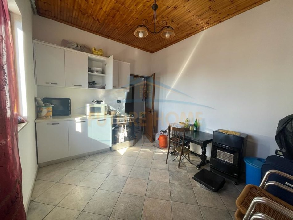 Tirane, shitet shtepi 3+1+Ballkon Kati 2, 294 m² 150.000 € (Institut)