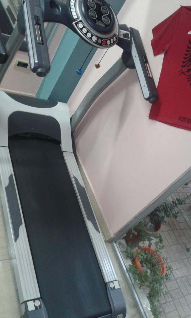 Tirane, shes Piste vrapimi gjysem profesionale 400 Euro