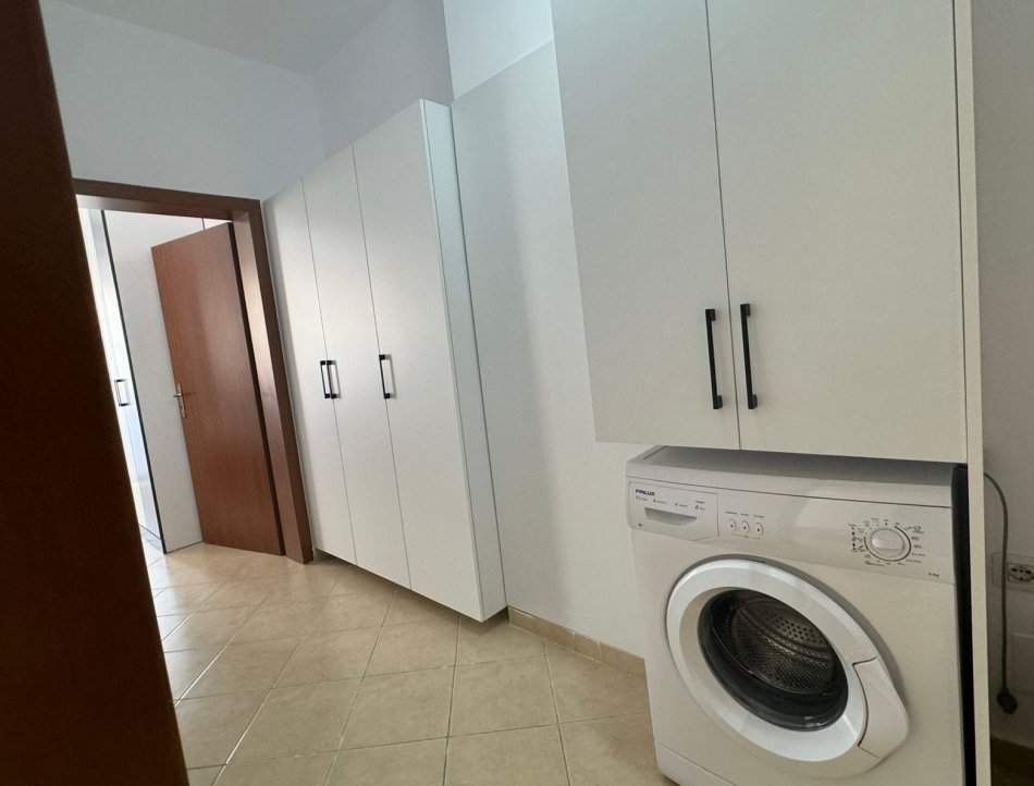 Tirane, jepet me qera apartament 1+1 Kati 6, 64 m² 400 € (Unaza e Re)