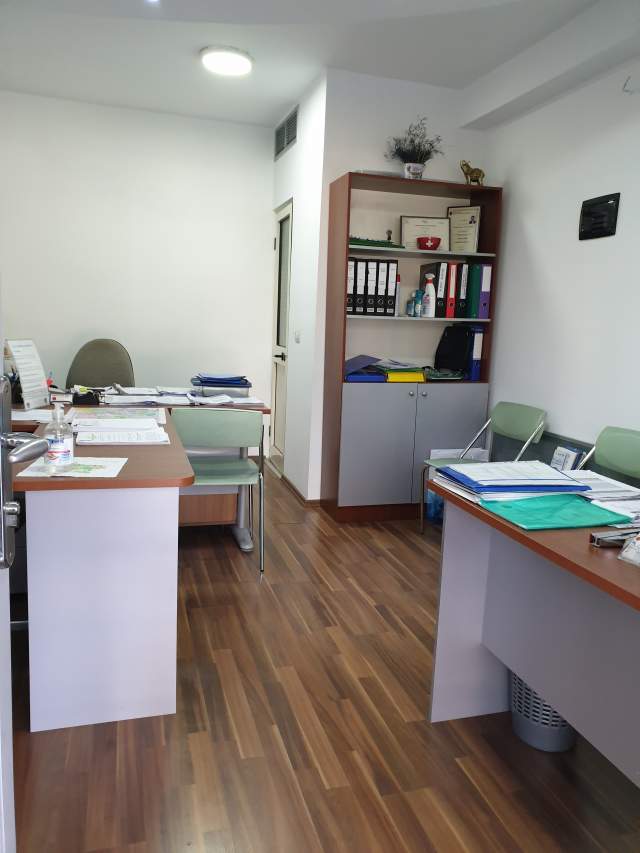 Tirane,Shitet Njësi /Dyqan /Ambjent Biznesi, në një zonë të preferuar, në Unazën Qendrore / Blv.B.Curri, Kati 0 përdhes/ buzë Lanës, përball Min.Jashtme, sipërfaqe 18m², Cmimi 125'000 euro