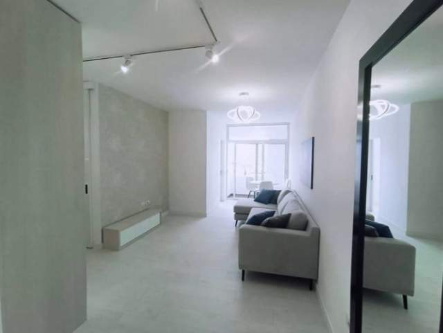 Tirane, shitet apartament 1+1, 77.000 Euro (Komuna e Parisit)