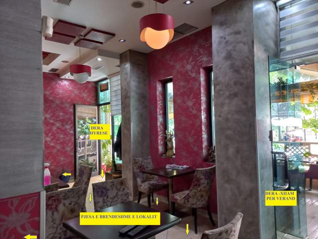 Tirane, Shitet Okazion! Lokal/Njësi Bar-Kafe në funksion, me të gjitha pajisjet, kati përdhes/trotuar, sip.90m², verande 25m², Cmimi 195'000€, në një kompleks banimi tek 5-Mai/ prane Concord Center , 500m nga unaza qendrore Tiranës.