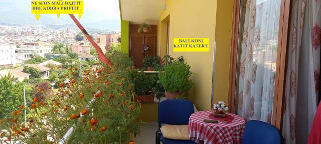 Shitet Apartament i bollshëm, 3+1 me2-banjo, ballkon, 143m², kat 4, ndërtes 4-kate me çati, 1150 €/m², në rr. Pjetër Gurakuqi, 900m nga Materniteti Ri