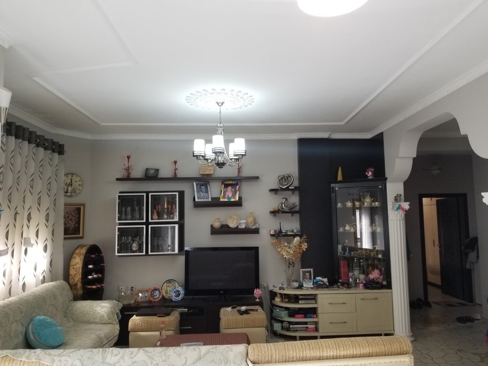 Tirane, jap me qera Vile 5 kateshe, e mobiluar, 3700 € (Dhimiter Pasko, Selite)