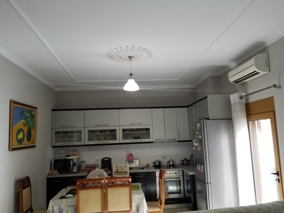 Tirane, jap me qera Vile 5 kateshe, e mobiluar, 3700 € (Dhimiter Pasko, Selite)