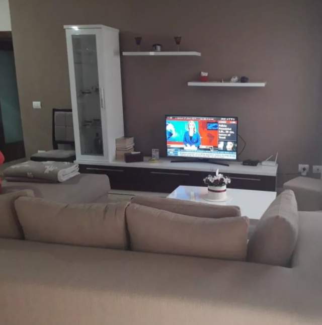 Tirane, jap me qera apartament 2+1+2 650 Euro