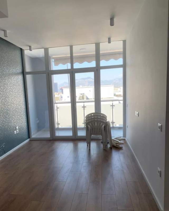 Tirane, jap me qera Apartament per zyra 2+1 me qera Komuna e Parisit