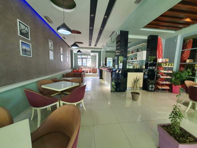 Tirane, jepet me qera bar-kafe Kati 0, 115 m² 700 Euro (Kombinat)