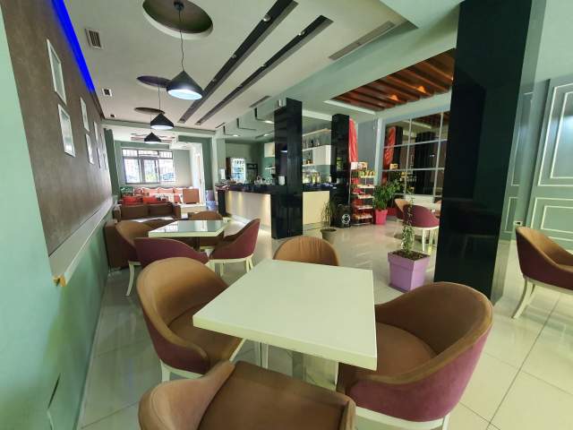 Tirane, jepet me qera bar-kafe Kati 0, 115 m² 700 Euro (Kombinat)