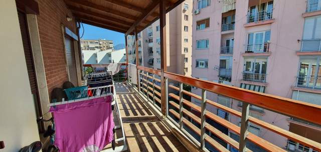 Tirane, jepet me qera apartament duplex Kati 1, 240 m² 1.000 Euro (Dritan Hoxha)