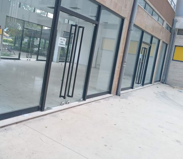 Tirane, jepet me qera ambjent biznesi Kati 0, 150 m² 2.500 Euro (fusha aviacionit)