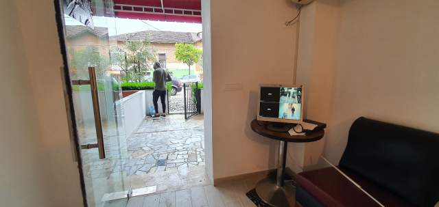Tirane, jepet me qera dyqan Kati 0, 40 m² 30.000 Leke (Kombinat)