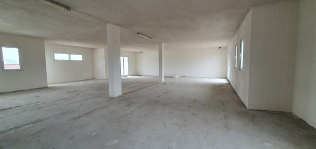 Tirane, jepet me qera magazine Kati 3, 250 m² 50.000 Leke