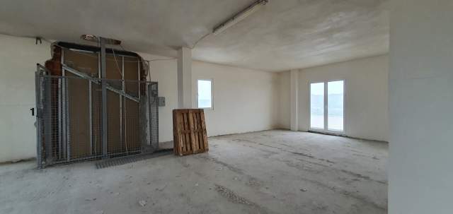Tirane, jepet me qera magazine Kati 3, 250 m² 50.000 Leke