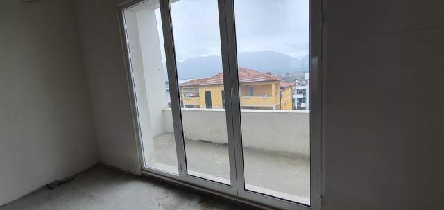 Tirane, jepet me qera magazine Kati 3, 250 m² 50.000 Leke
