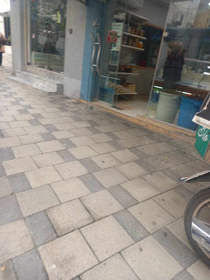 Tirane, shes Dyqan+Apartament Kati 1, 106 m² 2500 Euro/m2 (rruga qamil guranjaku)