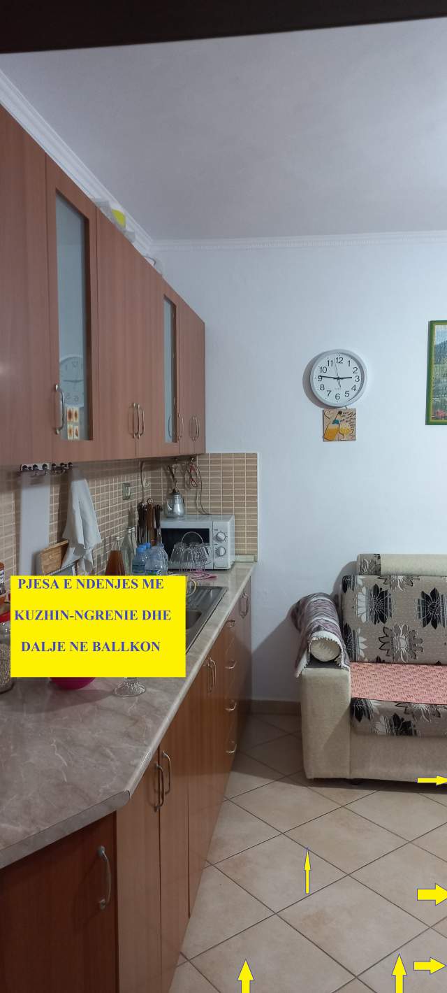 Elbasan, Shitet Apartament i rinovuar, tip 2+1, kati 4, pallat ekzistus 5-kate,tulle plotë, 70m², Cmimi 50'000€, në rr. Cen Jolldashi, 200m nga Unaza Elbasanit dhe 300m nga Normalja / Pedagogjikja