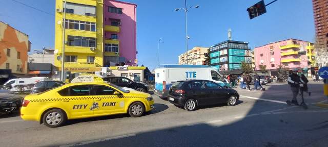 Tirane, jepet me qera ambjent biznesi Kati 0, 25 m² 2.000 Euro (rruga e kavajes buze rruge ,fast food)