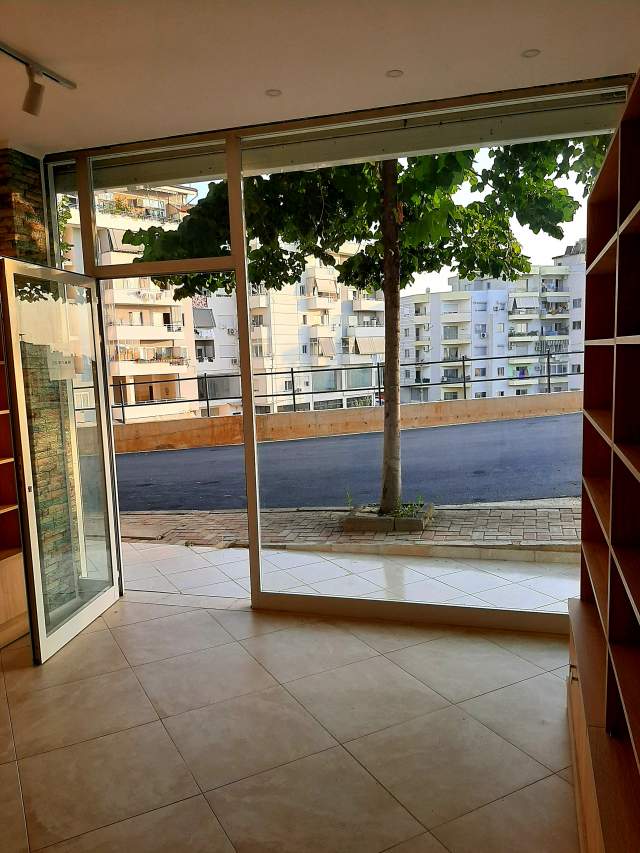 Tirane, jap me qera dyqan Kati 0, 40 m²  400 Euro