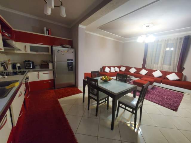 Tirane, jepet me qera Vile 2 Katshe 300 m² 1.000 Euro