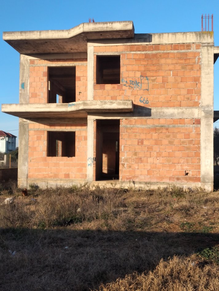 Tirane, shitet shtepi 2+1+Ballkon, 2 katëshe me sip ndertimi 166 m²+400 m2 truall= 100.000 € (Kasallë)