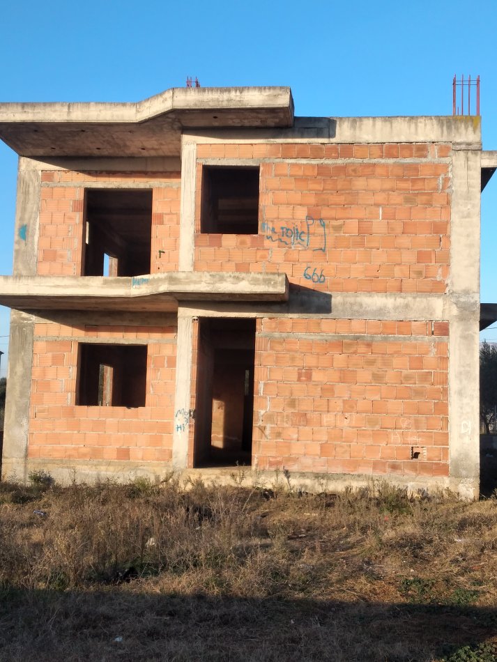 Tirane, shitet shtepi 2+1+Ballkon, 2 katëshe me sip ndertimi 166 m²+400 m2 truall= 100.000 € (Kasallë)