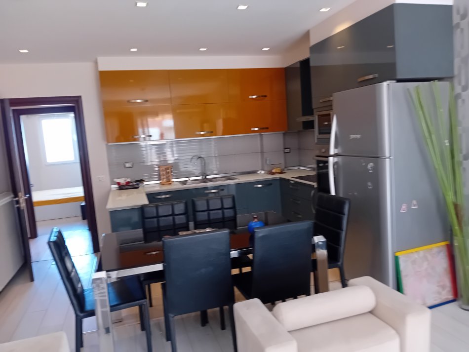Tek Kodra e Diellit. Rruga Rrapo Hekali.Shitet Super Apartament 2+1 Me Hipoteke, Planimetri te Rregullt dhe Orientim Fanatastik. Sip 95 m2. Cmimi 148.000 Euro