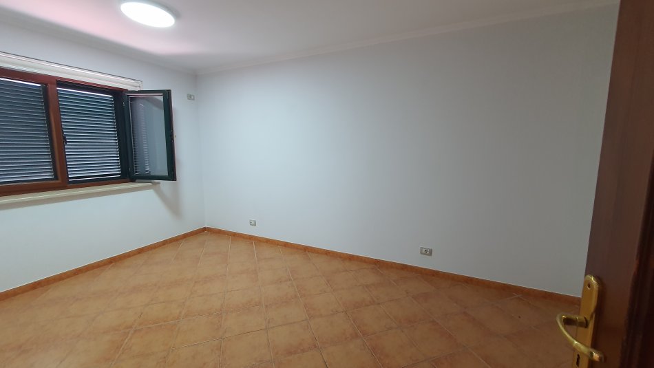 Apartamnet me qera, Shkolla e Baletit