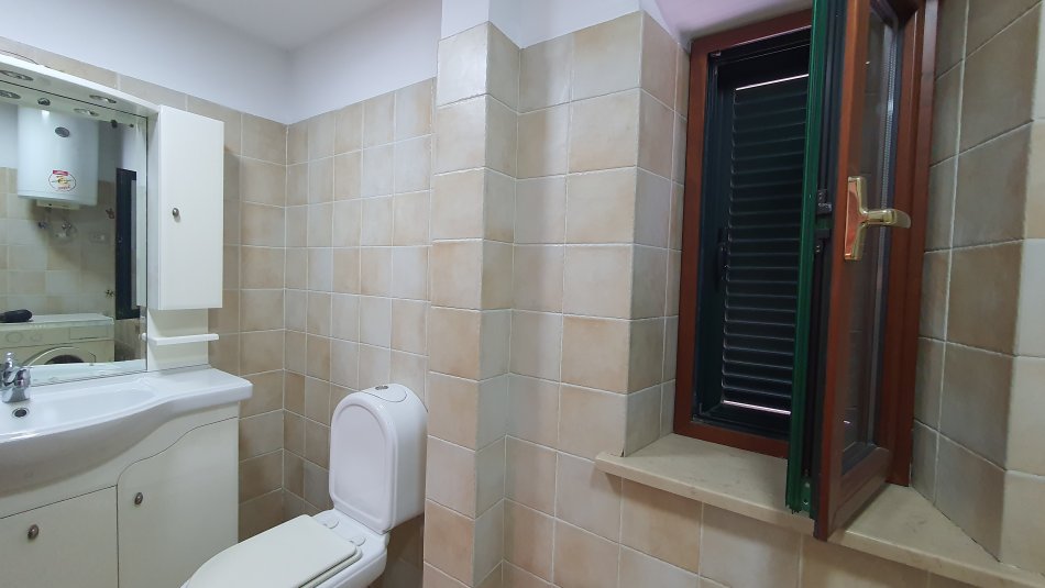 Apartamnet me qera, Shkolla e Baletit