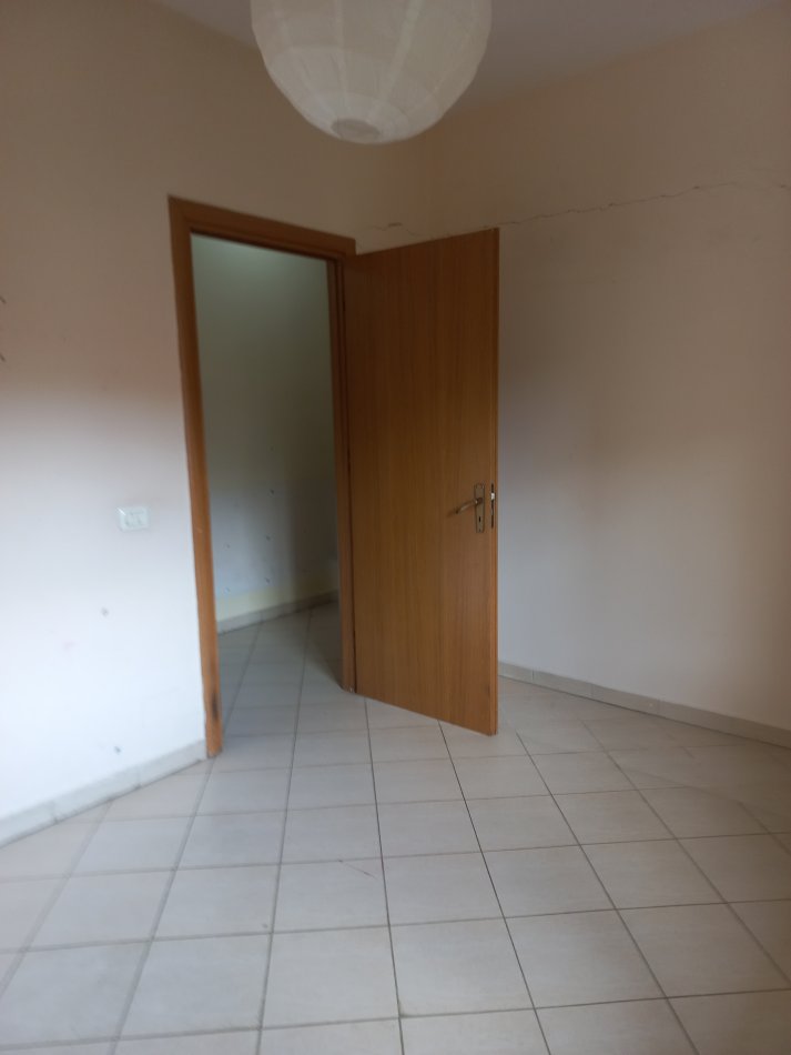 Tirane,Shitet Apartament tip .1+1 i bollshëm, me ballkon, në katin e  2-të,në pallat të ri me ashensor 6-kate, sipefaqe 70m², Cmimi 135'000 € , në blv. Bajram Curri, pranë Drejtoria e Përgjithëshme Policisë së Shtetit/ përball Ministrisë së Jashtme. Tiranë