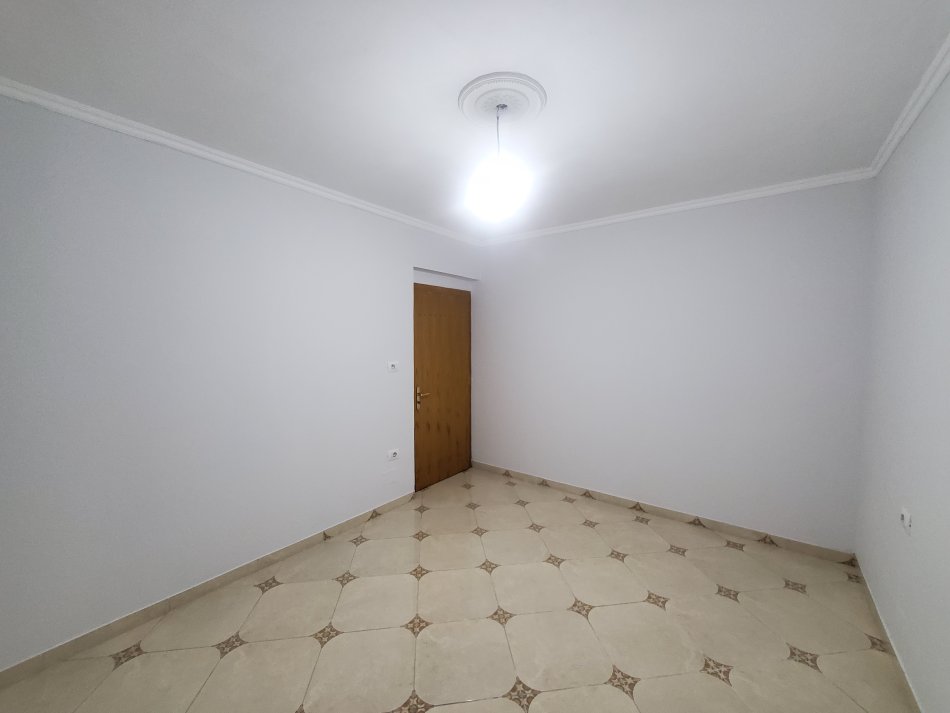 Tirane, shitet apartament 1+1, Kati 1, 55 m² 66,000 € (Rruga &quot;Aleksander Moisiu&quot;)